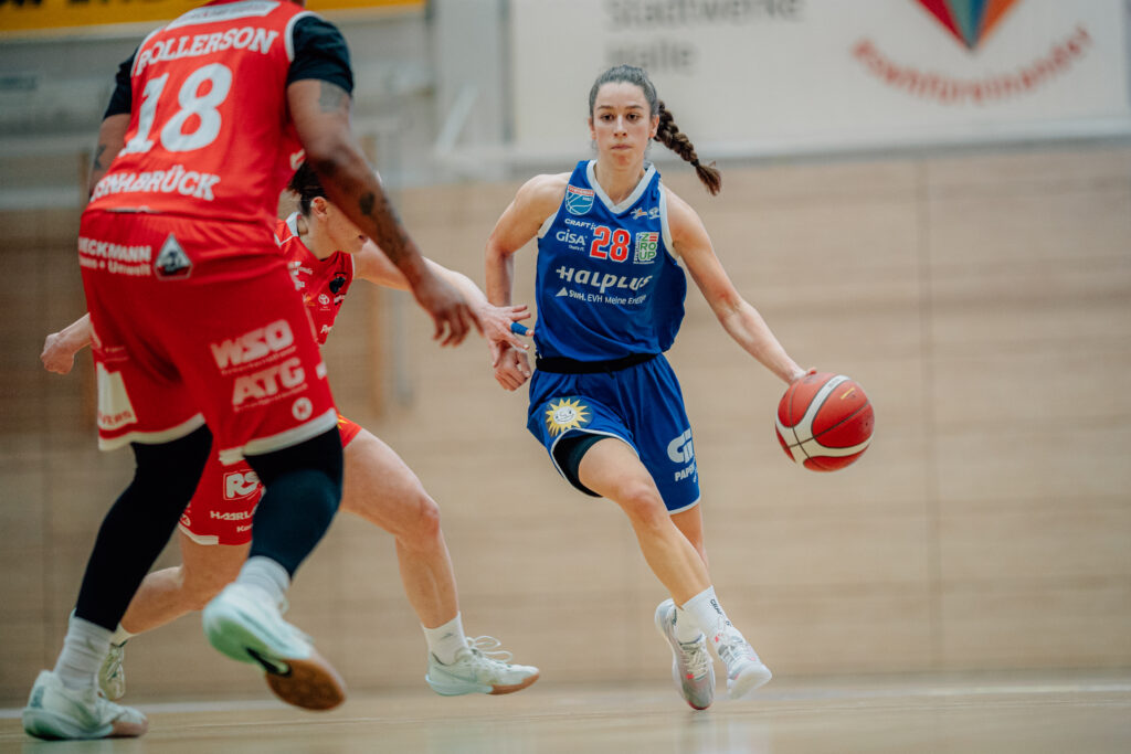 Emma Stach (Syntainics MBC) waehrend der Begegnung - Saison 2024-2025 in der DBBL Toyota Bundesliga Syntainics MBC Lions und Panthers Osnabrueck in der SWH Arena am 8. December 2024 in Halle/Saale, Sachsen Anhalt, Deutschland